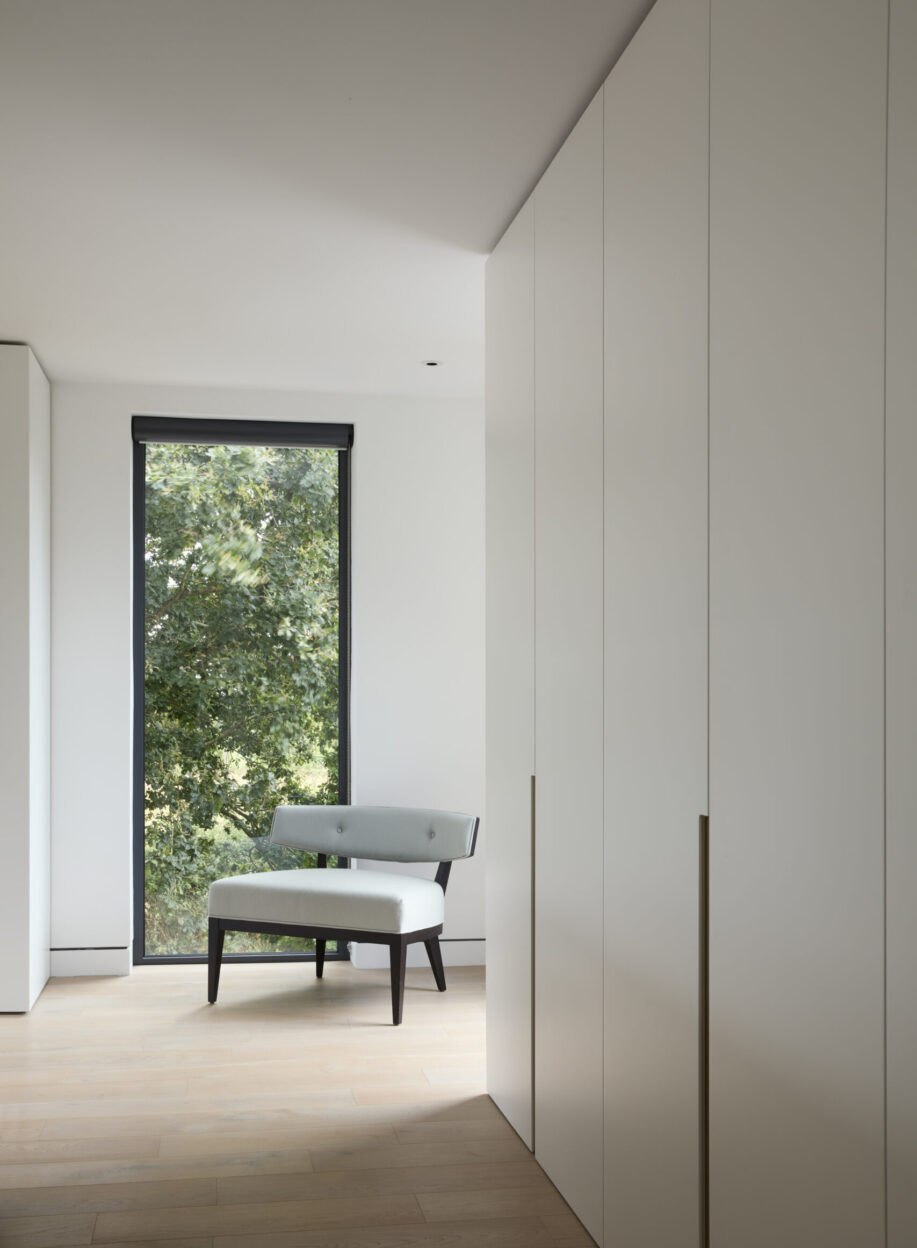 Custom walk-in wardrobe and dressing room joinery by En Masse Bespoke in London.